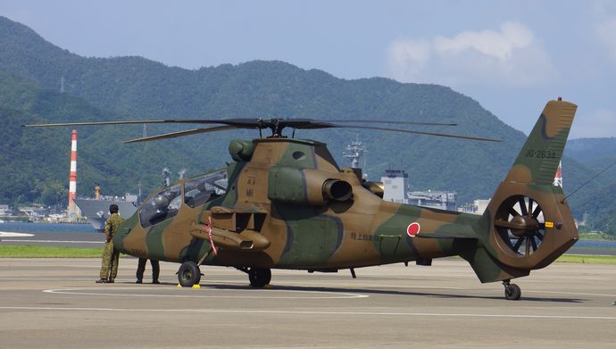 JGSDF_OH-1(32634)_in_Maizuru_Air_Station_20140727-02