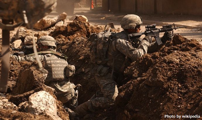 US_Army_soldiers_in_a_firefight_near_Al_Doura,_Baghdad