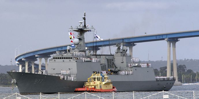 1920px-RoK_warship_Dae_Jo_Yeong_(DDG_977)