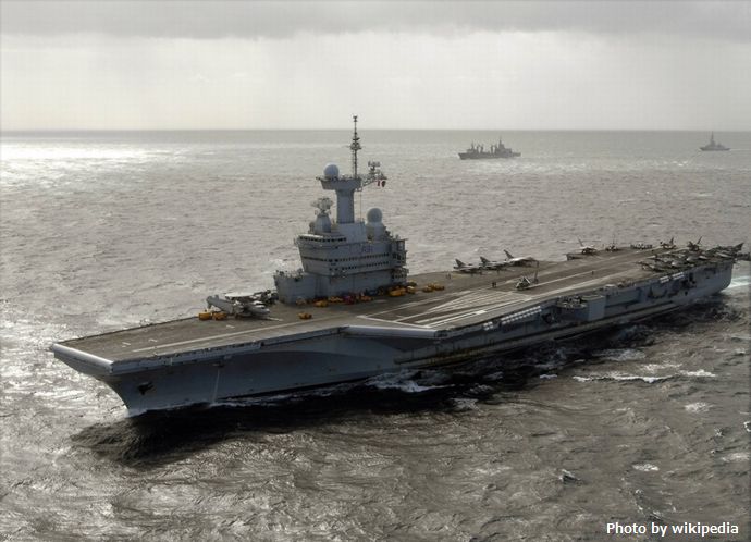 Charles_De_Gaulle_(R91)_underway_2009