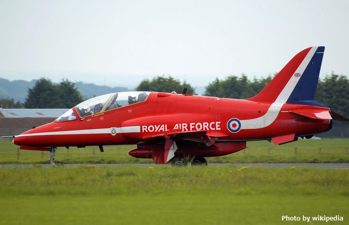 Red_arrow_hawk_xx264_taxis_arp