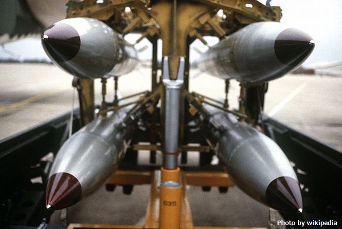 800px-B-61_bomb_rack