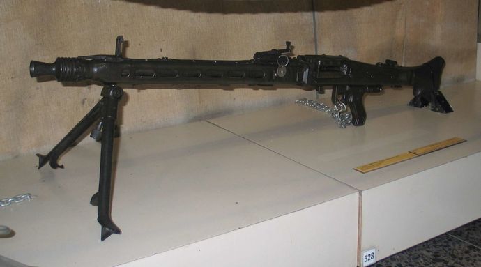 1920px-MG42-machine-gun-batey-haosef-1