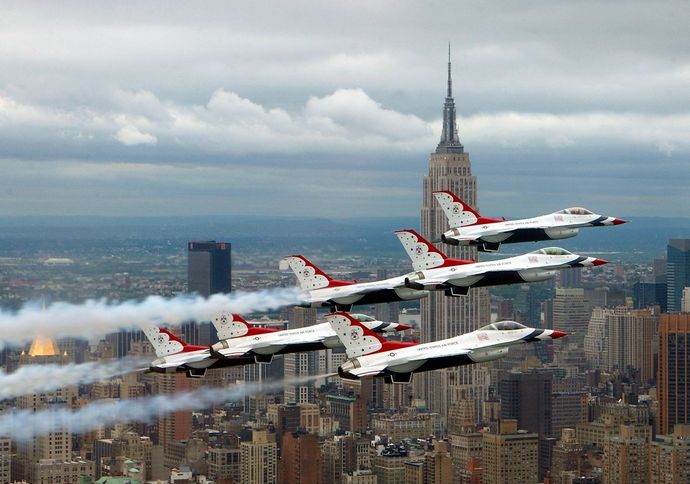 1280px-F-16_Fighting_Falcons_above_New_York_City