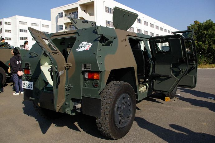 JGSDF_Light_Armored_vehicle_20071118-02