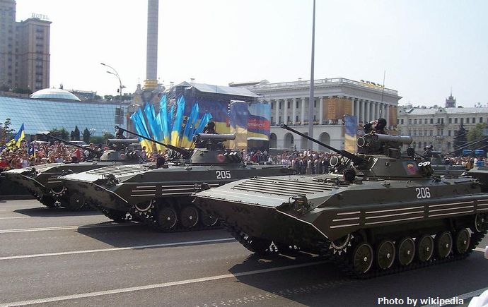1280px-BMP-2_parade_ukraine
