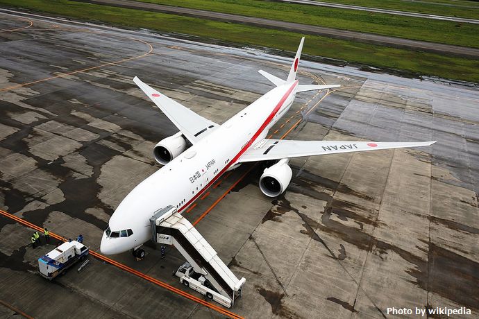 1280px-JASDF_B777-300ER_80-1111_(1)