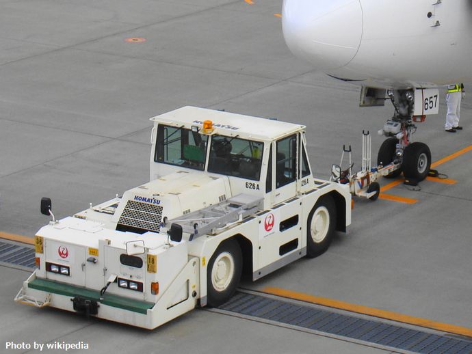 JAL_Pushback_tractor01