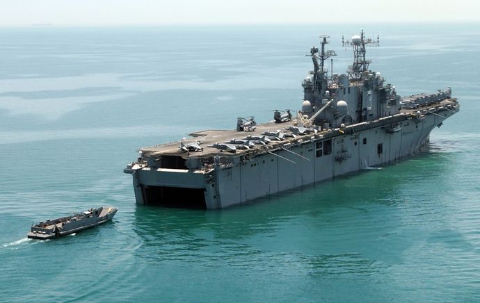 Amphibious_assault_ship_USS_Belleau_Wood_(July_7_2004)