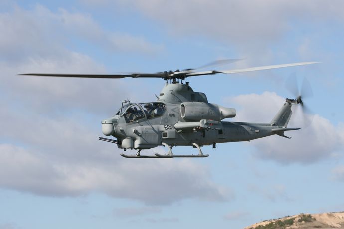 AH-1Z_HMLA-303_in_flight_2008
