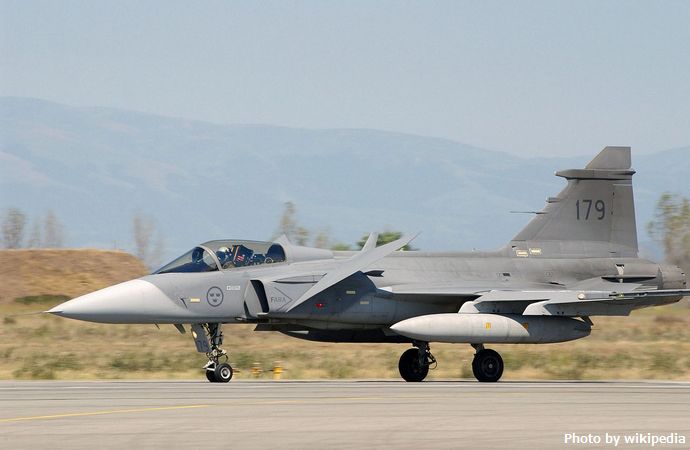Swedish_JAS-39_Gripen_landing