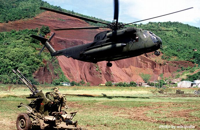 800px-CH-53D_HMM-261_Grenada_Okt1983