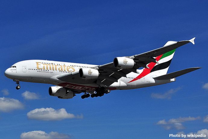 800px-Airbus_A380-800_-_Emirates_(A6-EDF)