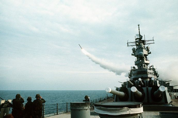 1280px-USS_Wisconsin_(BB-64)_launching_Tomahawk
