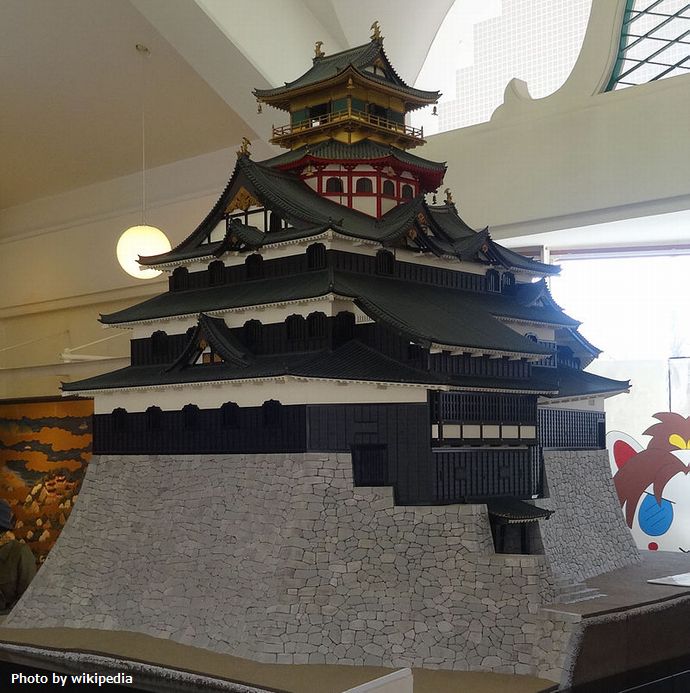 800px-Miniature_Model_of_Azuchi_Castle (1)