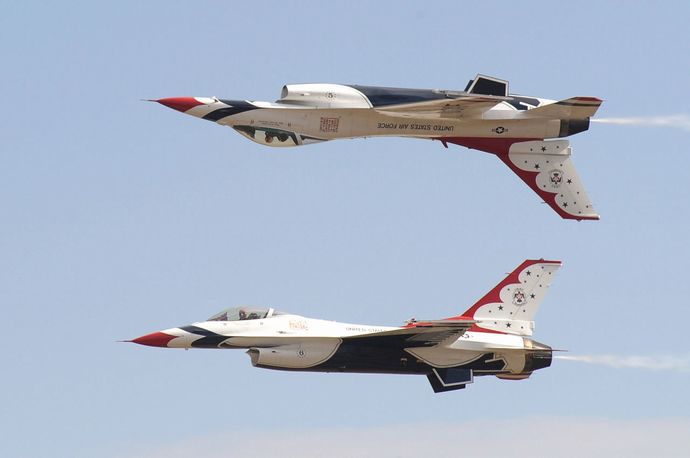 1280px-米空軍曲芸飛行チーム「サンダーバーズ」_カリプソ
