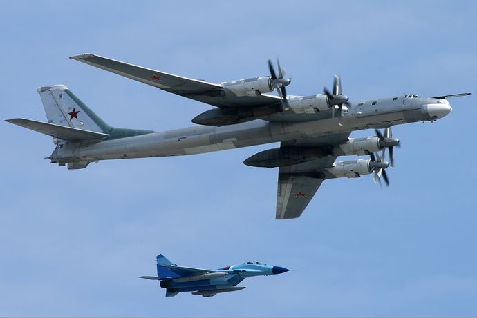 Tupolev_Tu-95_over_Moscow_Kustov