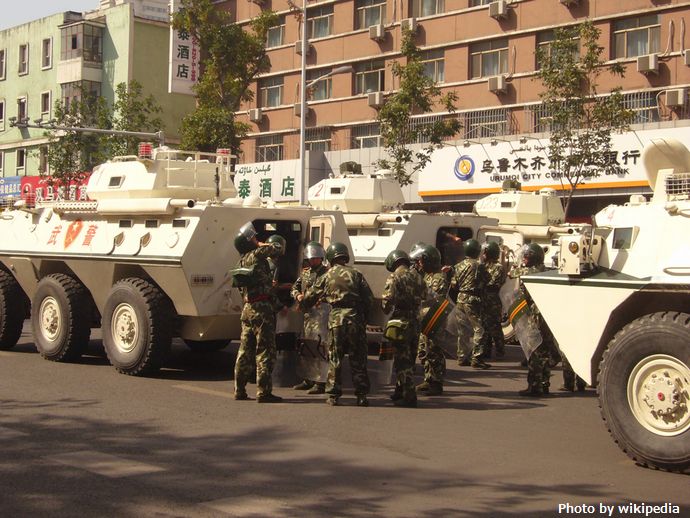 Armed_Police_armored_vehicles_in_Urumqi(2)