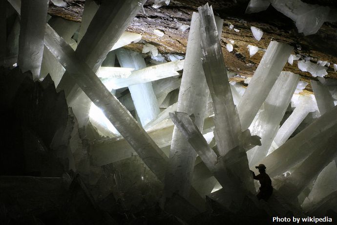 1024px-Cristales_cueva_de_Naica