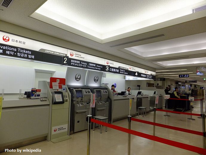 800px-JAL_Check-in_Counter_in_Hanamaki_Airport_20121028