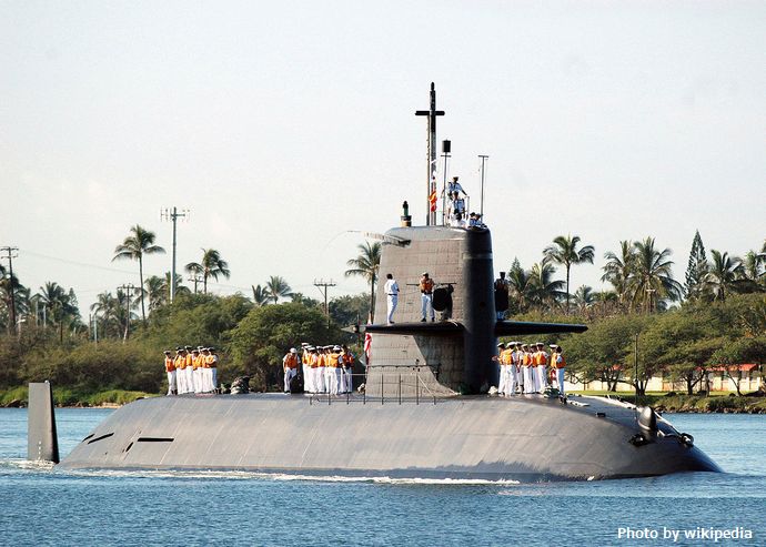 1280px-Japanese_Submarine_Oyashio_SS590