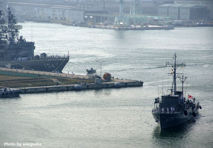 JS_Amagiri_and_JS_Tobishima_at_Maizuru,_-28_Jul._2007_b
