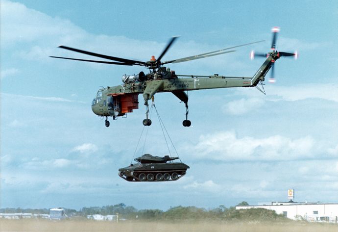 CH54B_and_M551_Sheridan
