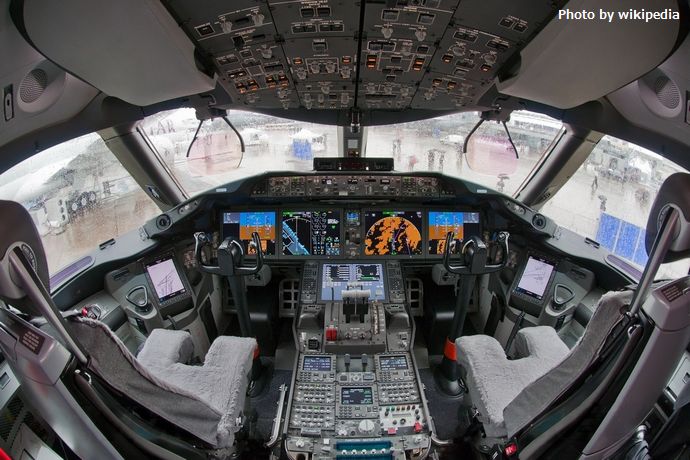 Boeing_787-8_N787BA_cockpit