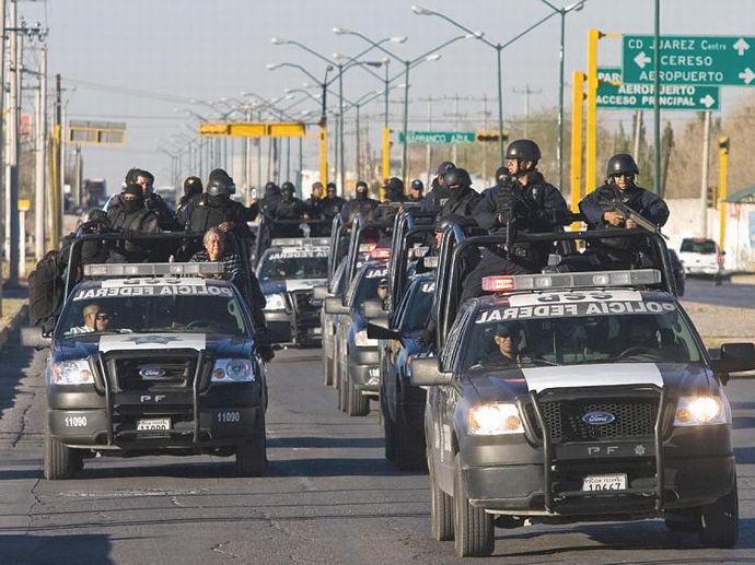 armed-mexican-police-in-convoy