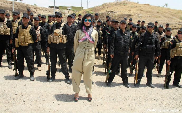Helly_Luv_Visits_Peshmerga_troops2