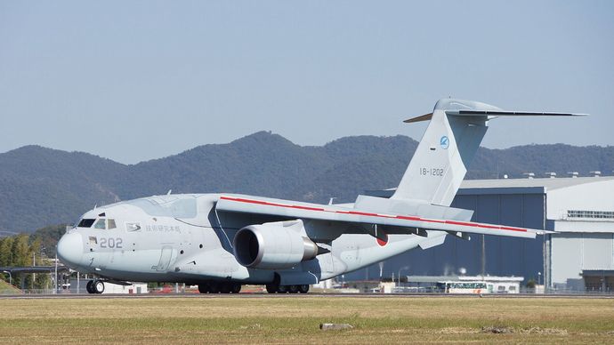 JASDF_XC-2(18-1202)_at_Gifu_Air_Base_October_25,_2015_b