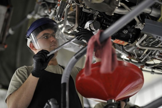 Aircraft_oil_change_(16306095639)