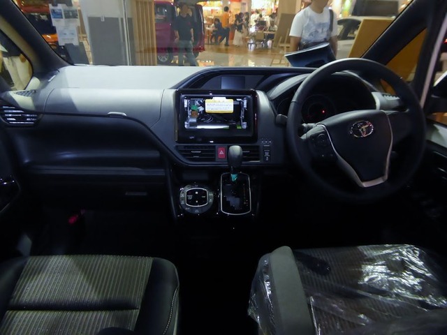 Toyota_VOXY_ZS_(DBA-ZRR80W-BPXSP)_interior