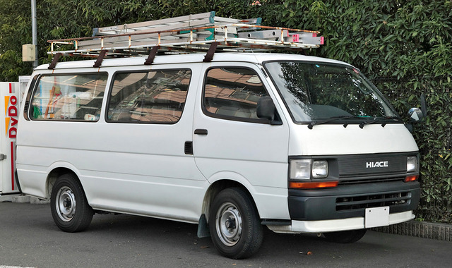 Toyota_Hiace_100_long_van_001