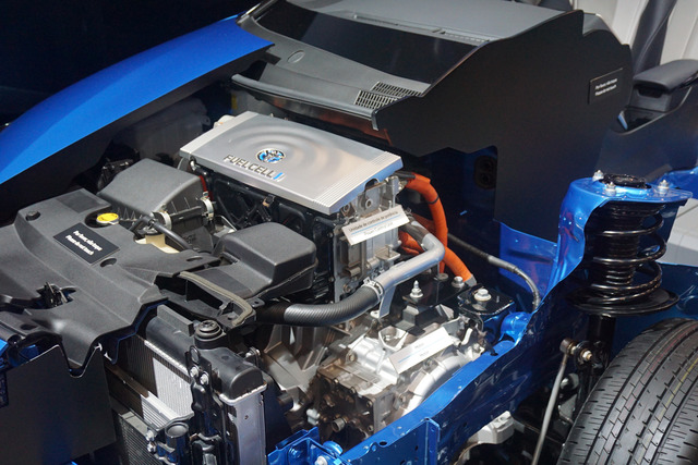 Toyota_Mirai_power_control_unit_and_electric_motor_SAO_2016_9019