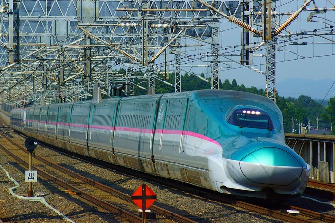 Shinkansen,_the_Hayabusa_and_the_Super-Komachi_super_express