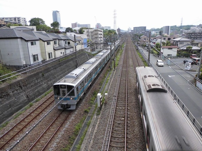 多摩市内で並走する京王線と小田急線140514