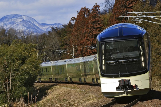 JR_East_E001_series_Train_Suite_Shiki-shima_20170213