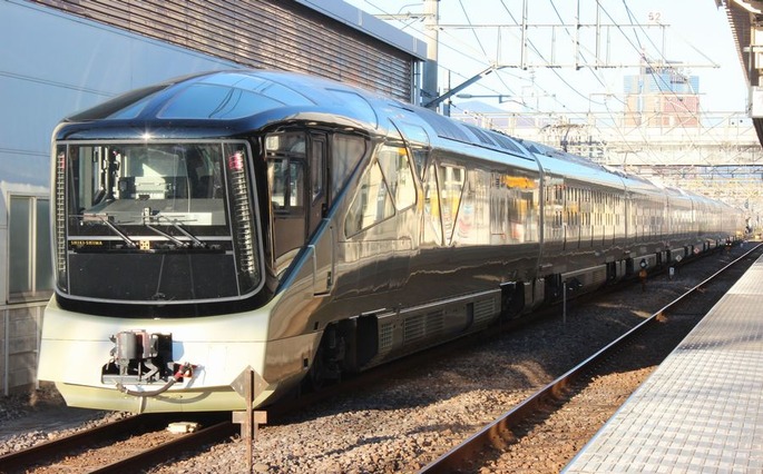 JR_East_E001_Train_Suite_Shiki-shima_Shim-Maebashi_2016_1103