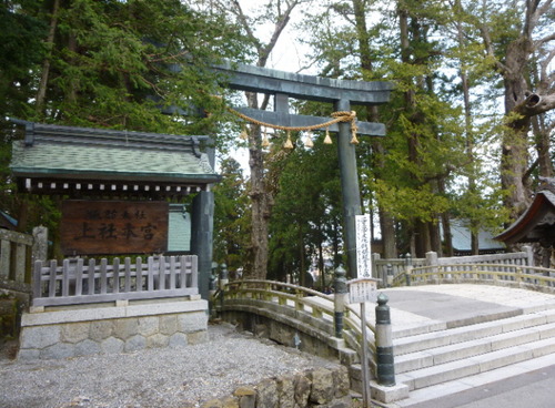 諏訪大社 鳥居脇