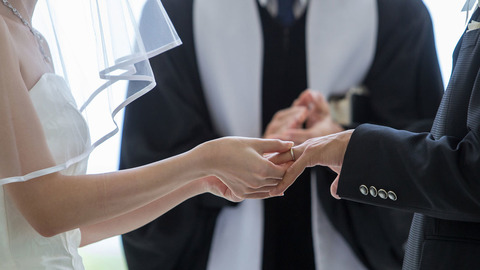 結婚式の神父