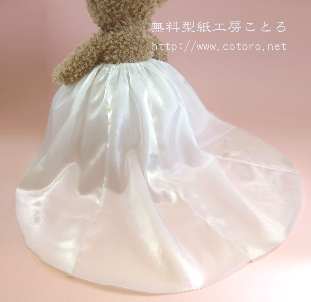 ドレスのスカート」の無料レシピです。この型紙では、後のスソが長いタイプ(トレーンあり)と、後の丈が前と同じタイプ(トレーンなし)の2種類が作れます。
