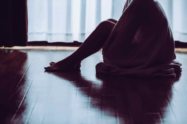 落ち込む女性