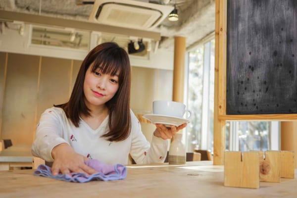 アルバイトをする女性