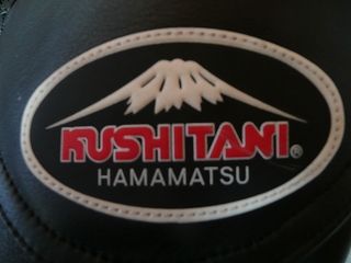 KUSHITANIブラックジャケット 富士山ロゴ。
