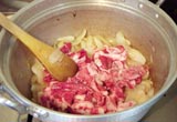 玉葱と牛肉を炒めます