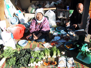 露天市で野菜や手作りの餅、漬け物などを売っています。