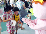 増田名物“ほしもち”を子供に配る桃ガッパちゃん