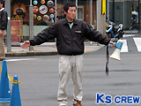 にぎわい通れません係員