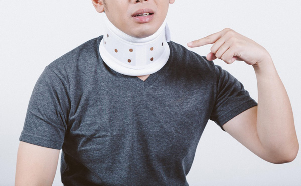 ワイ 交通事故の慰謝料で大金が舞い込む